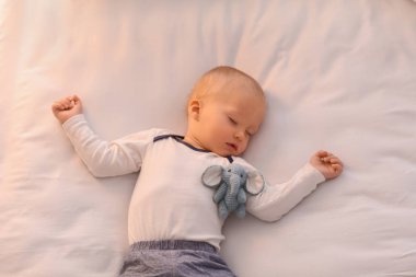 Yatakta uyuyan tatlı küçük çocuk.