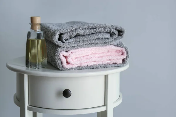 Stack Clean Soft Towels Bottle Cosmetics Light Table — Stock Photo, Image