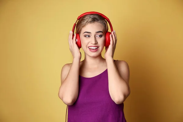 Hermosa Joven Escuchando Música Sobre Fondo Color —  Fotos de Stock