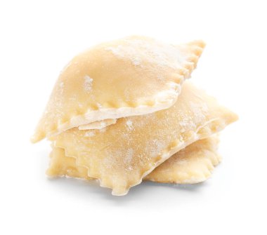 Beyaz arkaplanda pişmemiş ravioli