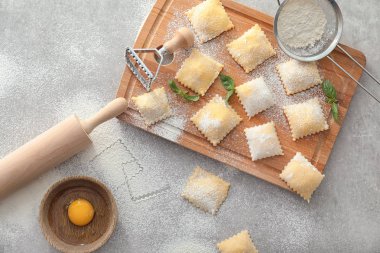 Gri masada pişmemiş Mantı