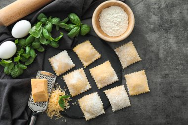 Karanlık masada ürünlerle pişmemiş Mantı