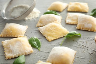 Gri dokulu arka plan üzerinde pişmemiş Mantı