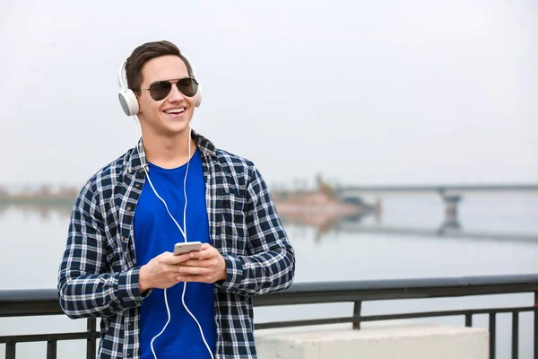 Young Man Listening Music River — Stock Photo, Image