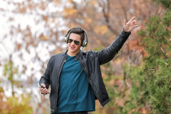 Joven Escuchando Música Parque — Foto de Stock