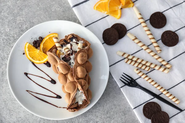 Prato Com Delicioso Waffle Bolha Doce Mesa Cinza — Fotografia de Stock