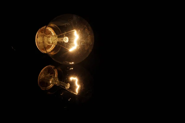 Ampoule Rétro Lumineuse Avec Réflexion Sur Fond Noir — Photo