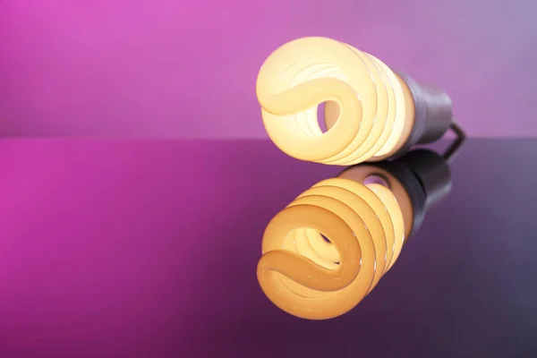 Bombilla Espiral Brillante Con Reflexión Sobre Mesa Color — Foto de Stock