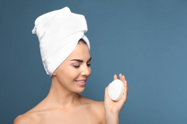 Renkli sabunu olan güzel bir genç kadın.