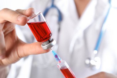 Doktor şırınga enjeksiyon, closeup için hazırlanıyor