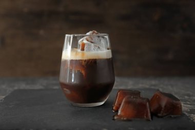 Kayrak plaka üzerinde buz küpleri ile soğuk kahve bardak