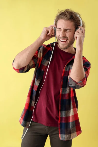 Bonito Homem Ouvindo Música Fundo Cor — Fotografia de Stock