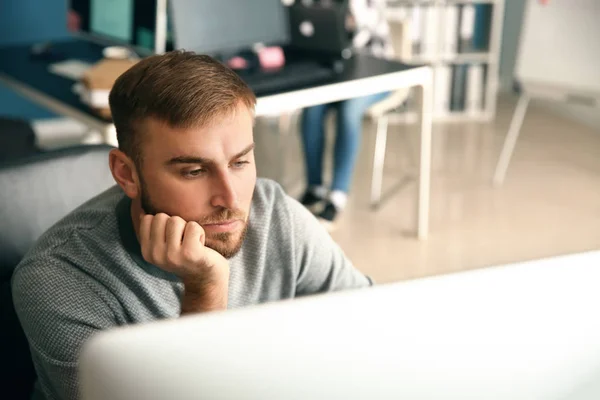 Spécialiste Informatique Travaillant Dans Bureau — Photo