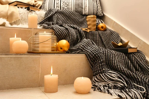 Ruheplatz mit brennenden Kerzen und goldenem Dekor auf der Treppe — Stockfoto