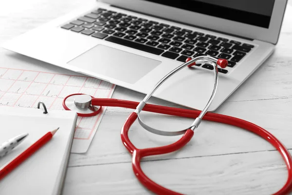Stetoskop Ile Beyaz Ahşap Masa Üstünde Laptop Sağlık Kavramı — Stok fotoğraf