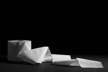 Karanlık arka planda yumuşak tuvalet kağıdı rulosu