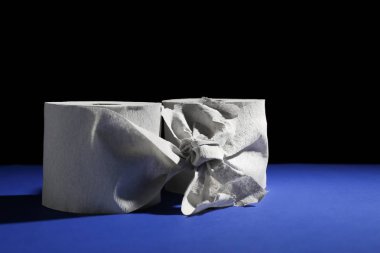 Renk tablosu koyu arka plan karşı yumuşak tuvalet kağıdı bağlı rulo