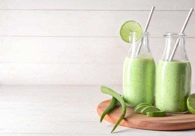 Aloe beyaz masaya kokteyl şişe