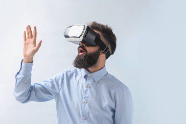 Sanal gerçeklik gözlüklü hafif arka plan üzerinde işadamı