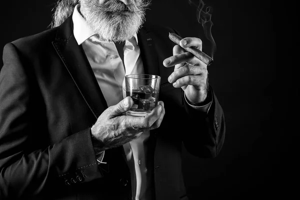 Anciano Hombre Negocios Con Vaso Whisky Cigarro Sobre Fondo Oscuro —  Fotos de Stock