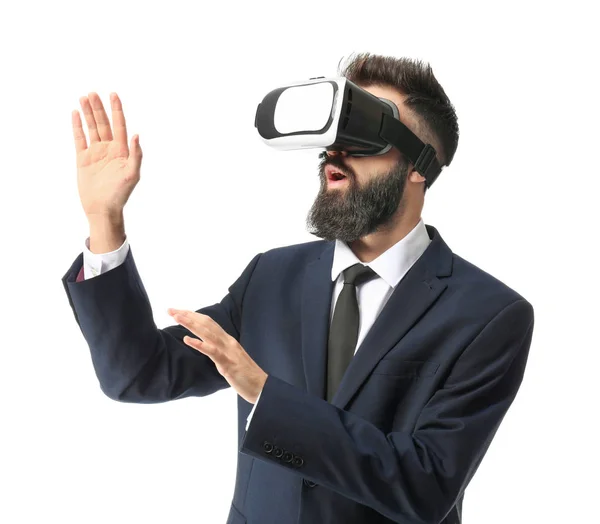 Geschäftsmann Trägt Virtual Reality Brille Auf Weißem Hintergrund — Stockfoto