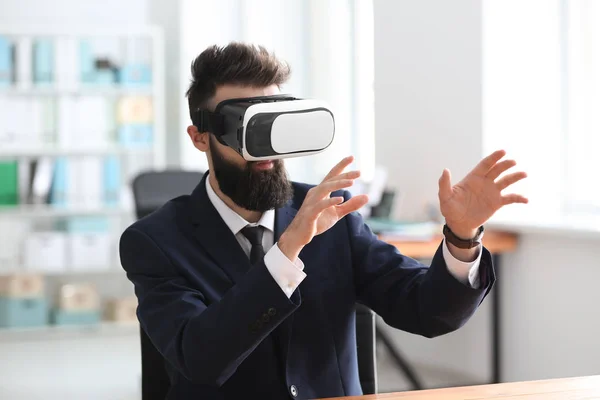 Geschäftsmann Trägt Virtual Reality Brille Büro — Stockfoto