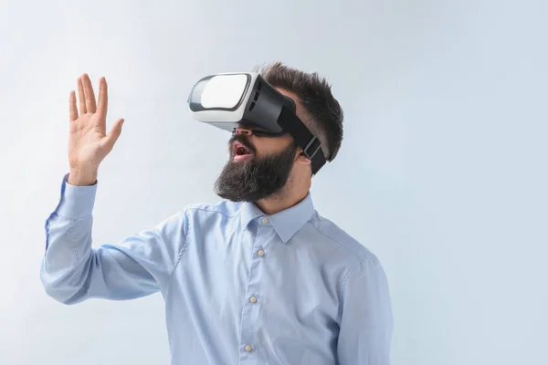 Uomo Affari Che Indossa Occhiali Realtà Virtuale Sfondo Chiaro — Foto Stock