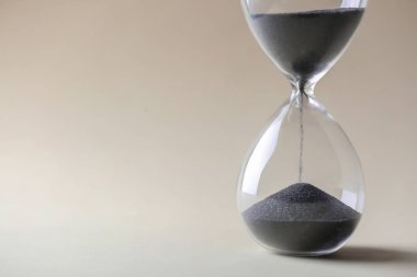 Gri arka plan üzerinde kristal kum saati. Son Tarih kavramı