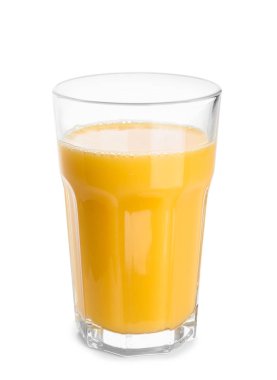 Beyaz arka planda bir bardak portakal suyu.