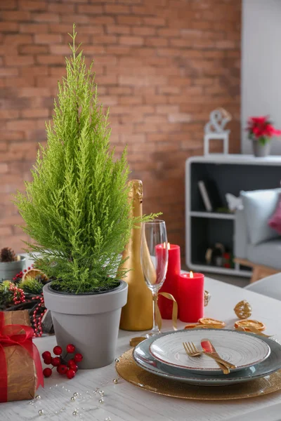Cypress Karácsonyi Dekorációval Tábla Lemezek — Stock Fotó