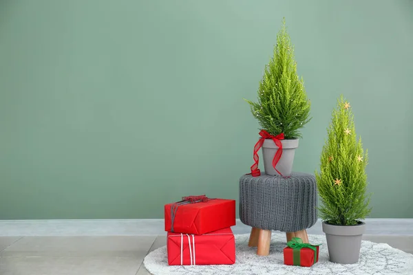 Composição Com Ciprestes Presentes Natal Decorações Perto Parede Cores — Fotografia de Stock