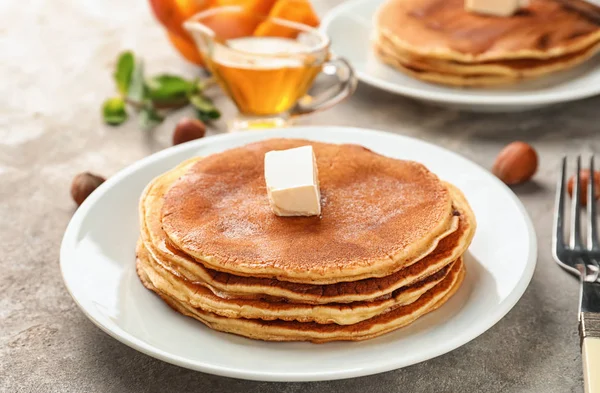 Teller Mit Leckeren Kürbispfannkuchen Auf Dem Tisch — Stockfoto