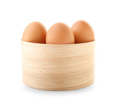 Beyaz zemin üzerinde bir kapta çiğ tavuk yumurtası