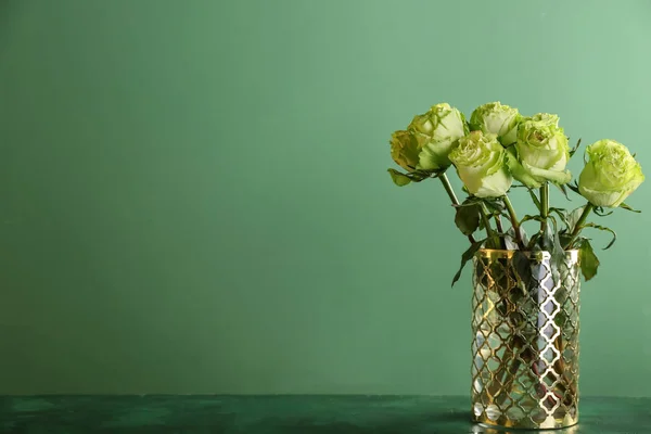 Vase Beautiful Bouquet Green Roses Table Color Background — Stock Photo, Image