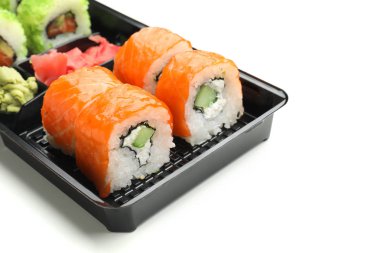 Lezzetli suşi kutusuyla beyaz arka plan üzerinde rulo