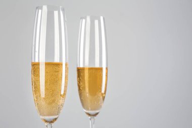 Bardak şampanya gri arka plan üzerinde