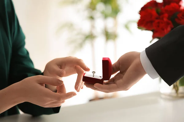 Young Man Proposing His Beloved Romantic Date — Stock Photo, Image