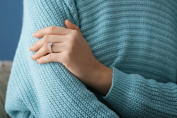 クローズ アップ 彼女の指に婚約指輪を持つ若い女性 — ストック写真