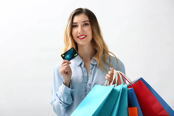 Schöne Junge Frau Mit Einkaufstaschen Und Kreditkarte Auf Weißem Hintergrund — Stockfoto