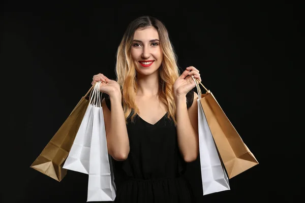 Hermosa Joven Con Bolsas Compras Sobre Fondo Oscuro —  Fotos de Stock