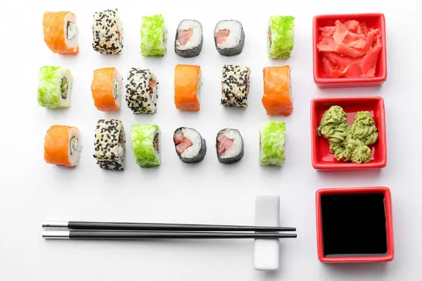 Composizione Con Sushi Saporito Fondo Bianco — Foto Stock