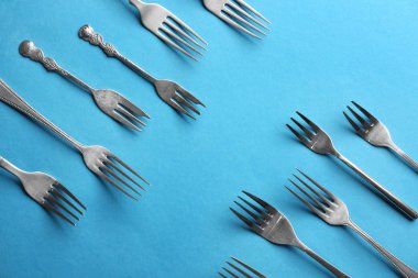 Renkli arka plan üzerinde gümüş çatal kümesi