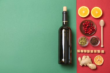 Renk arka plan üzerinde lezzetli mulled şarap için malzemeler