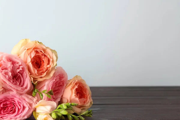 Красивий Букет Троянд Дерев Яному Столі Світлому Фоні — стокове фото