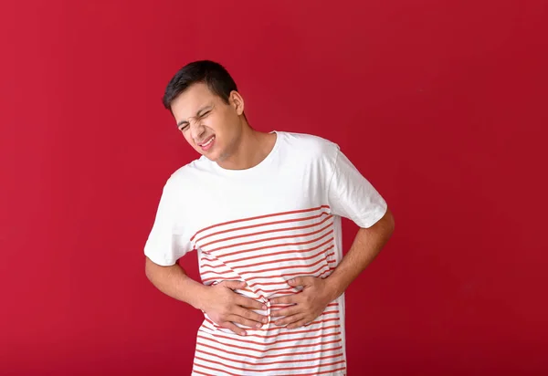 Hombre Joven Que Sufre Dolor Abdominal Fondo Color — Foto de Stock