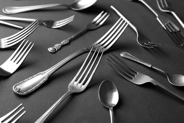 黑暗背景上的勺子和叉子 — 图库照片