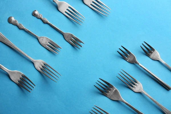 Renkli arka plan üzerinde gümüş çatal kümesi