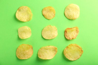 Lezzetli patates cipsi renk arka plan üzerinde