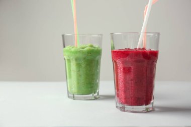 Işık tablosu üzerinde lezzetli smoothies bardak