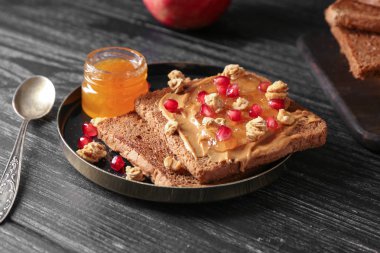 Plaka tatlı tost ve ahşap masa üzerinde reçel ile